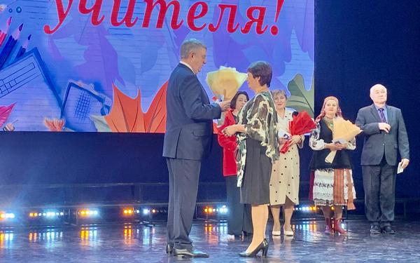 Брянских педагогов поздравили с профессиональным праздником