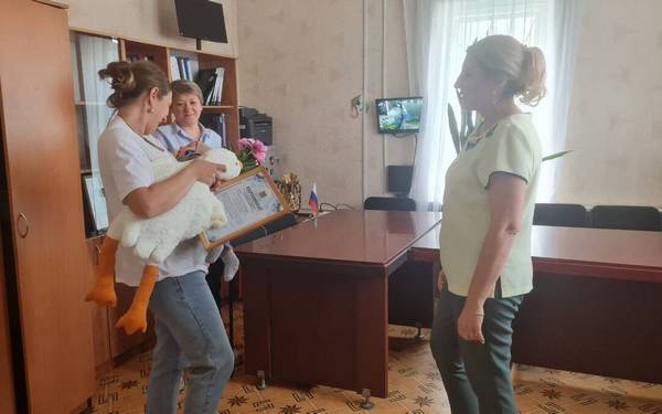 В Суземке Брянской области многодетной семье вручили сертификат на областной маткапитал