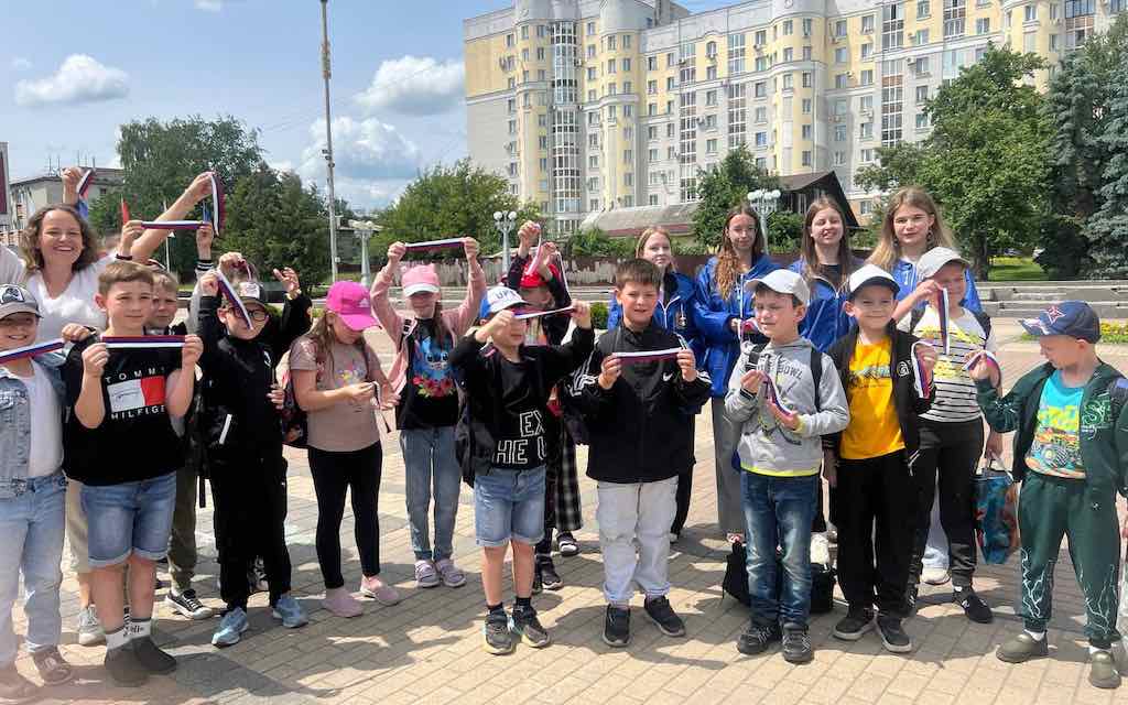 В Брянске прошла патриотическая акция «Российский триколор»