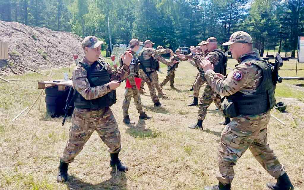 Бойцы «БАРС-Брянск» тренируют навыки ножевого боя