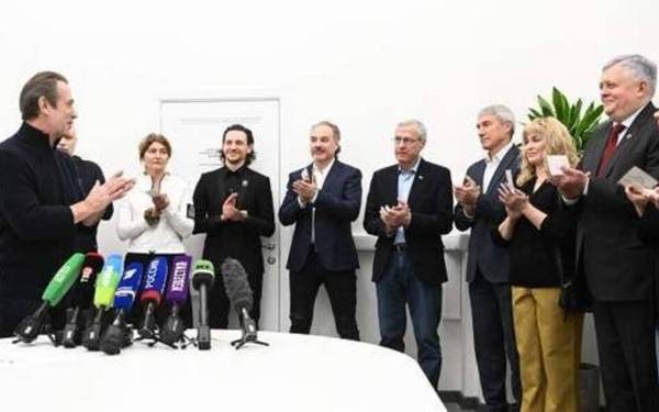 Первые удостоверения доверенным лицам Владимира Путина вручил Владимир Машков