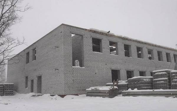 К школе искусств №10 в Брянске возвели «коробку» пристройки