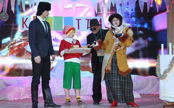 Жителям Брасовского района Брянской области показали театрализованное представление «Тайна новогодней открытки»