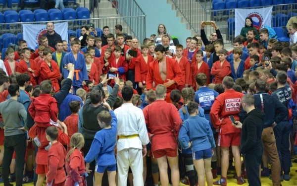 В брянском Дворце единоборств чемпион мира по самбо Артём Осипенко провёл мастер-класс