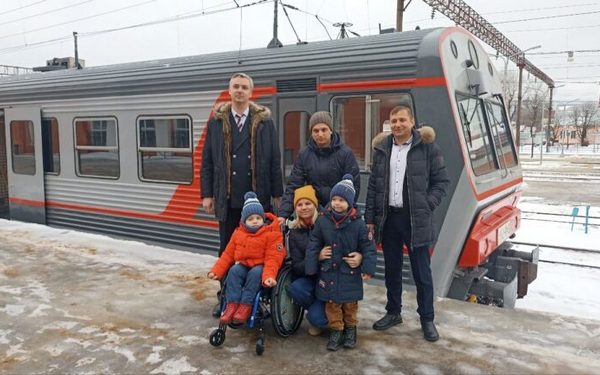 Благодаря «Ёлке желаний» шестилетние братья Брянска смогли познакомиться с работой машиниста