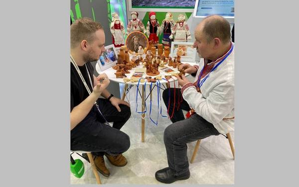 Брянские народные мастера на выставке «Россия» проводят занятия по народным ремеслам