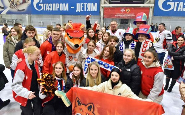 В День российского студенчества брянский губернатор сыграл в хоккейном матче с молодёжью