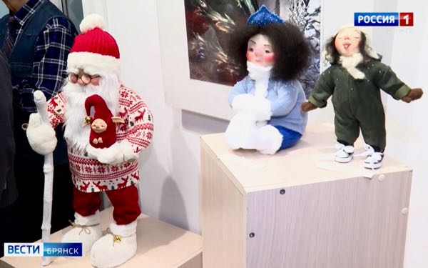 В Брянском городском выставочном зале открыта новогодняя выставка, где встречаются герои мультфильмов