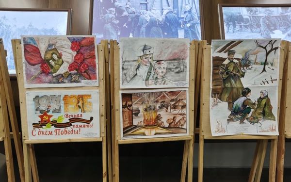 В Музее истории партизанского движения открыта выставка рисунков студентов колледжа, посвящённая подвигу блокадного Ленинграда