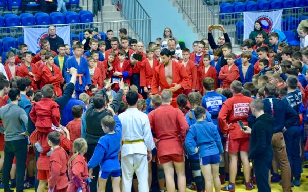 В Брянске десятикратный чемпион мира по самбо Артём Осипенко дал мастер-класс для юных самбистов