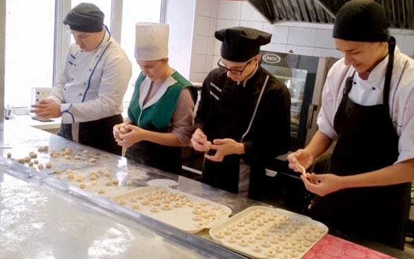 Учащиеся Брянского техникума питания и торговли выпекают сушки в рамках акции «Студент — солдату»