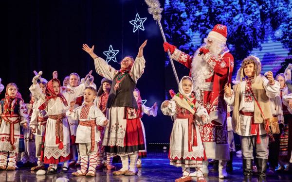 В Брянском губернаторском Дворце юные фольклористы показали рождественские и новогодние обычаи