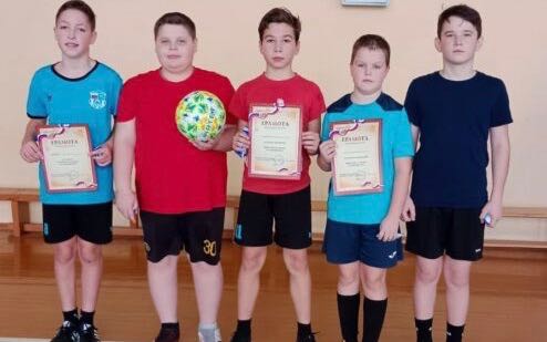 В спортивном зале школы №1 города Севска прошли соревнования по мини-футболу