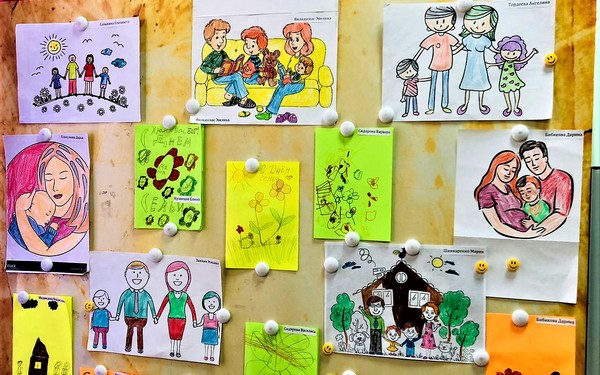 Ржаницкие дети подготовили выставку рисунков «Мы рисуем счастье»