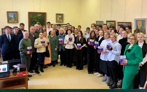 Поэтический сборник «Vо имя Zащиты Отечества» презентовали в брянской областной библиотеке им. Ф.И. Тютчева