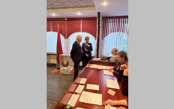 Председатель правления «Белорусского землячества на Брянщине» посещает избирательные участки в Гомельском районе