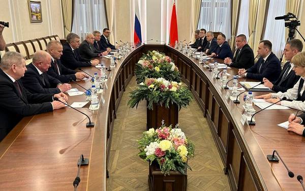 Губернатор Александр Богомаз с заместителем премьер-министра Республики Беларусь Леонидом Зайцем обсудили стратегические вопросы сотрудничества