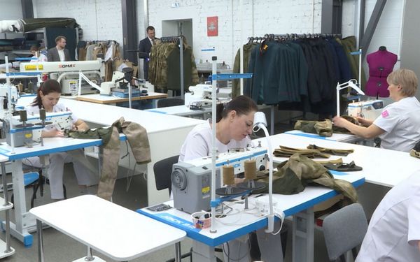 На Брянской швейной фабрике наладили пошив форменной одежды