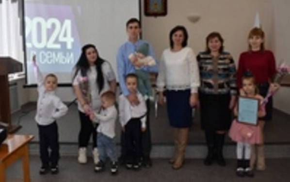 В Год семьи жилищный сертификат от государства получили многодетные супруги Загребаевы из Клетни