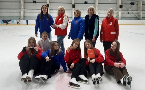 В брянских Клинцах активисты «Движения Первых» приняли участие в массовых катаниях на коньках