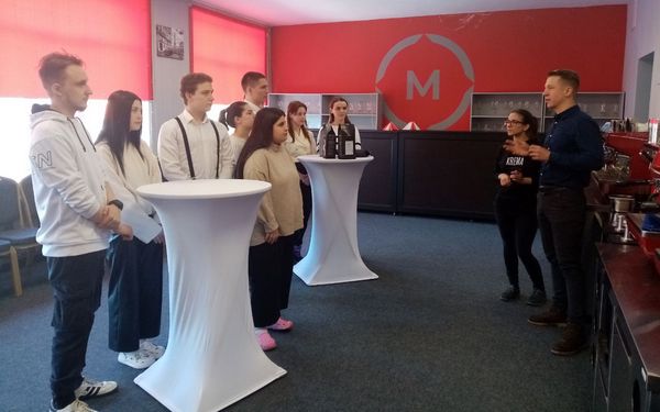 В Брянском техникуме питания и торговли прошел мастер-класс на тему: «Техники и технологии приготовления кофе»