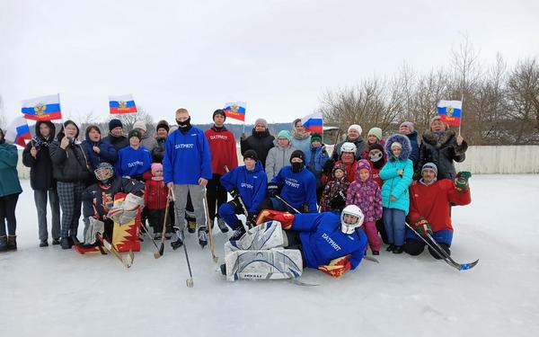 На хоккейном корте деревни Шамордино состоялся матч любительских команд