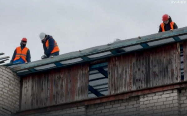 Строители из Брянской области ремонтируют крыши домов в Брянке