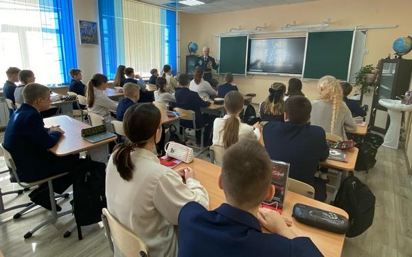 Ветеран ФСБ рассказал брянским школьникам о службе Родине