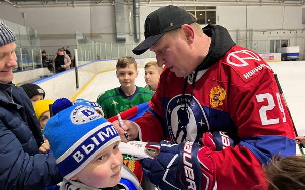 В Брянске побывали легенды советского хоккея Сергей Макаров и Борис Миронов