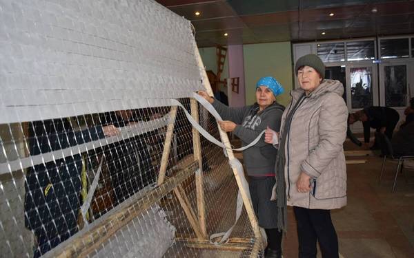 Жители Брянской области плетут маскировочные сети для бойцов СВО