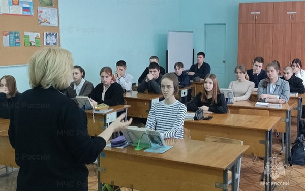 Брянских школьников научили пользоваться огнетушителем