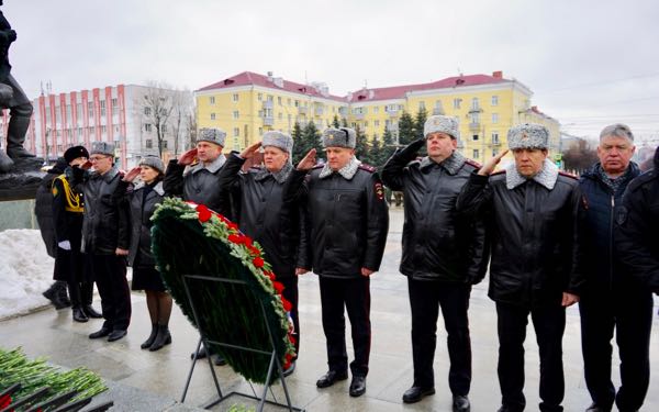 Cотрудники брянской полиции возложили цветы к Вечному огню на площади Партизан