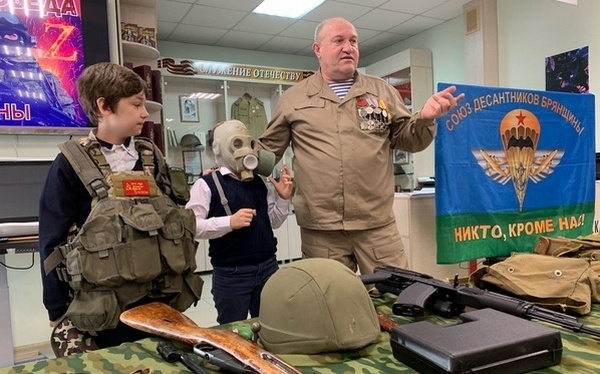 В Модельной детской библиотеке № 2 Брянска школьники встретились с председателем Союза десантников Брянщины Михаилом Амелиным