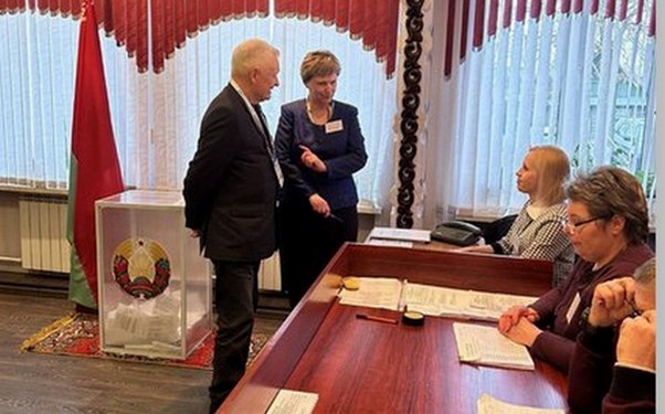 Председатель правления «Белорусского землячества на Брянщине» Николай Голосов посещает избирательные участки в Гомельском районе