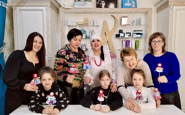 В брянском Центре современного развития родители совместно с детьми изготовили куклу «Хороводница»