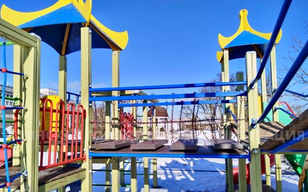 В Брянске на Набережной отремонтировали детскую площадку