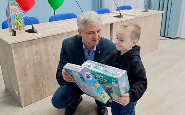 Губернатор Брянщины Александр Богомаз исполнил желание маленького жителя Брянки