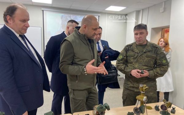 Председатель Народного Совета ДНР Артём Жога посетил Военный учебный центр БГИТУ