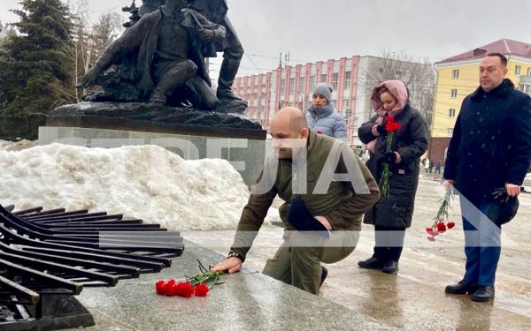 Председатель Народного Совета ДНР Артём Жога возложил цветы к вечному огню на площади Партизан в Брянске