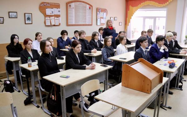 В брянском Лицее № 1 имени А.С. Пушкина полицейские провели урок по профориентации для старшеклассников