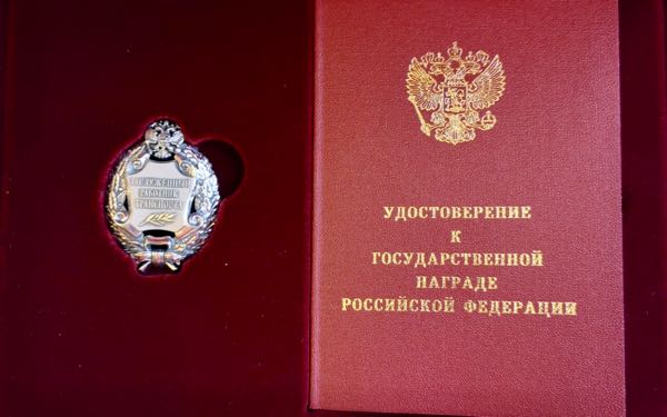 Брянский губернатор поздравил работника аэропорта с присвоением высокого звания