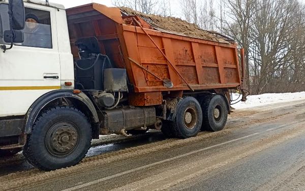 Дороги Брянской области обрабатывают противогололёдной смесью