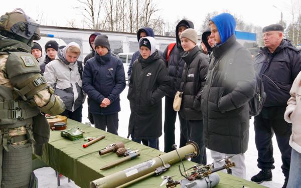 Школьники из Дятьково побывали в гостях у бойцов отряда мобильного особого назначения