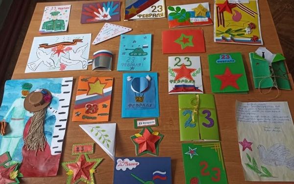 Школьники Климовского района подготовили поздравительные открытки солдатам на передовой