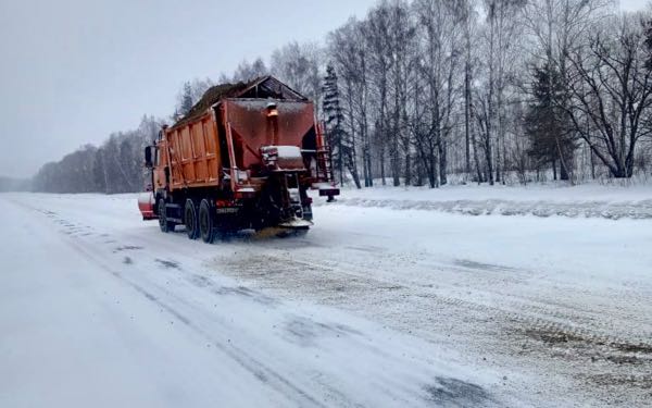 За минувшие сутки на загородные дороги Брянской области высыпали более трёх тысяч тонн песко-соляной смеси