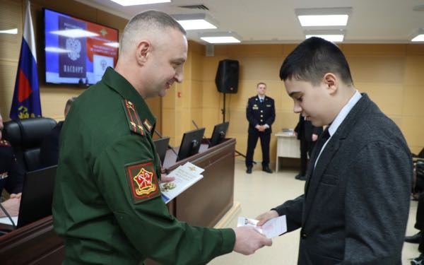 Восемнадцати брянским подросткам вручили первые паспорта