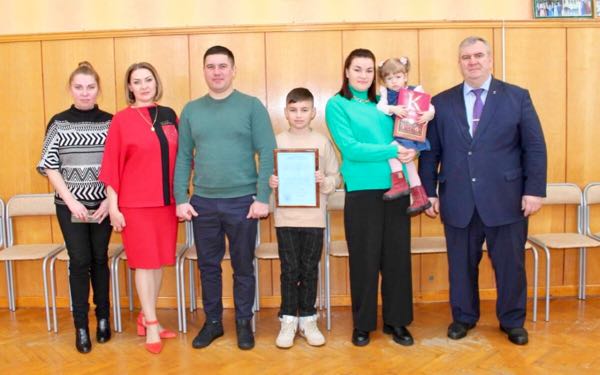 В Брасовском районе Брянской области молодой семье вручили свидетельство на улучшение жилищных условий