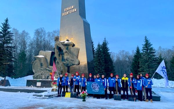 Студенты-добровольцы снежного десанта Брянского транспортного техникума очистили территории у памятников и мемориалов в рамках патриотической акции