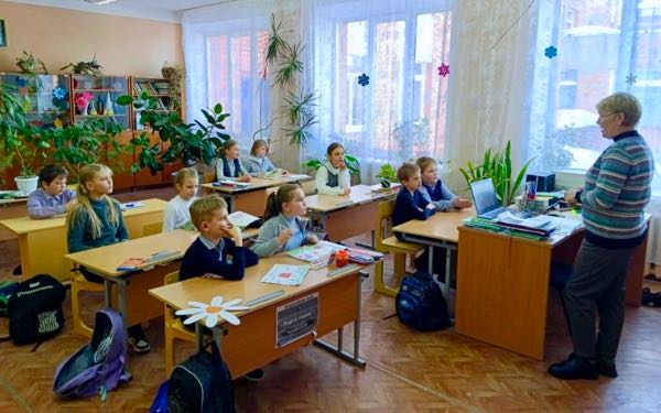 Для младшеклассников Овстугской средней школы провели познавательную беседу о правилах дорожного поведения