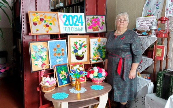 В сельской библиотеке на Брянщине открылась выставка семейного творчества